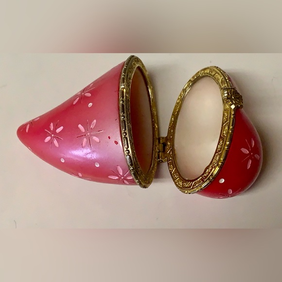 Vintage Bronze Trim Clasp Porcelain Figural Love Heart Trinket Box Antique - Picture 12 of 16